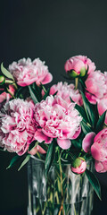 Flores de peônia rosa em um vaso de vidro