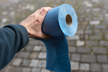 Blaue Papierrolle zum Hände abwaschen in einer KFZ Werkstatt