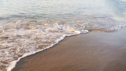 Fototapeta na wymiar Waves and the beach in the evening