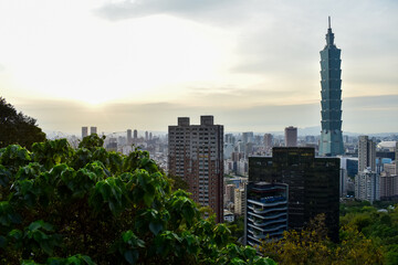 Fototapeta premium Aerial view of skyline of Taipei city with Taipei 101 Skyscraper at sunset from Xiangshan Elephant Mountain. Beautiful landscape and cityscape of Taipei downtown buildings and architecture in the city