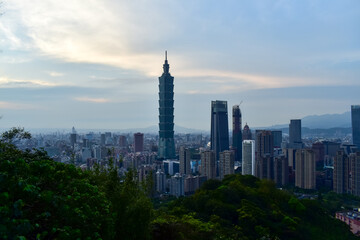 Obraz premium Aerial view of skyline of Taipei city with Taipei 101 Skyscraper at sunset from Xiangshan Elephant Mountain. Beautiful landscape and cityscape of Taipei downtown buildings and architecture in the city