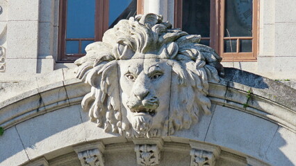 lion head stone ornament building porto portugal tourism vacation art architecture