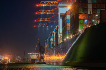 Containerschiff im nächtlichen Hamburger Hafen