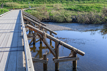 風変わりな木製の橋