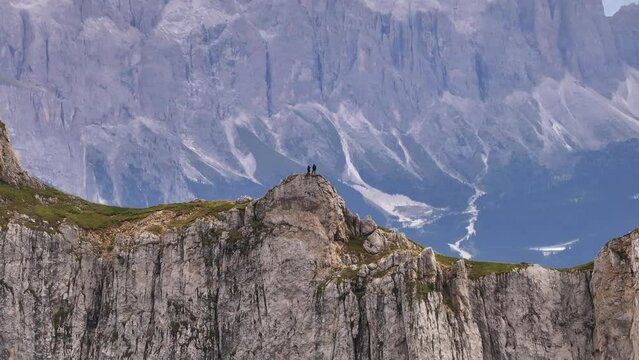 Seceda Dolomiten - Menschen auf Berggipfel 