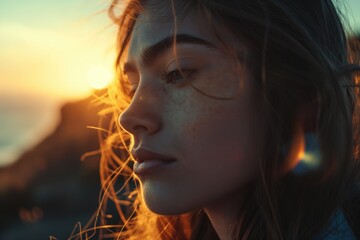 Jeune femme à l'extérieur au coucher de soleil. Young woman outside at sunset.