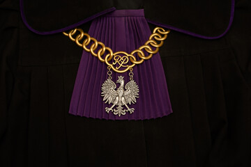 Polski sąd, toga z fioletowym żabotem i łańcuch sędziego 