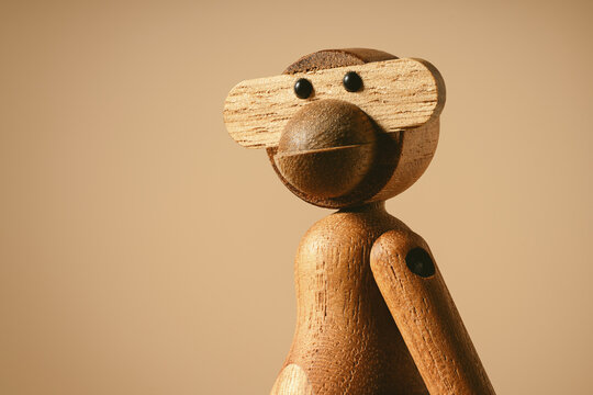 Nahaufnahme eines Holzaffen