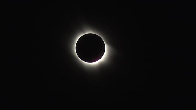 Totale Sonnenfinsternis. Sonne erscheint wieder.