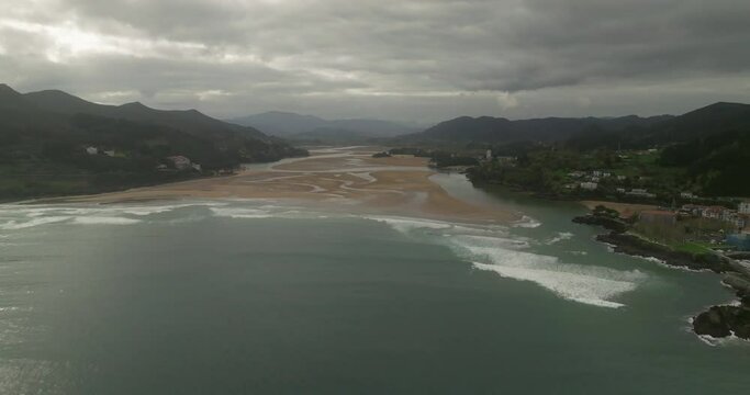 Ria de Urdaibai a vista de dron una nubosa ma&ntilde;ana de primavera
