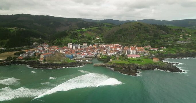 Vista aerea de Mundaka un dia de olas en primavera