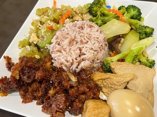 Stir-fried bitter melon, Stir-fried broccoli Vegetable protein, curry paste with stewed eggs and brown rice