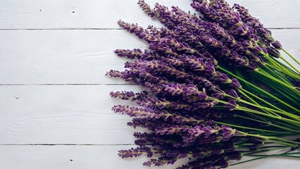 Pic Lavender flowers arranged on white wood table, top view