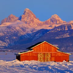 Crédence de cuisine en verre imprimé Chaîne Teton Teton Mountain Range Idaho Side Red Barn in Winter Blue Sky and Forest