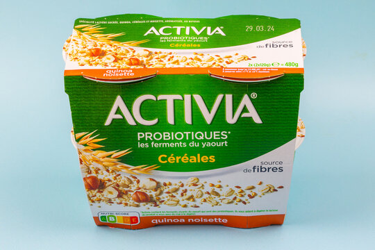 pack de 4 yaourts aux c&eacute;r&eacute;ales de marque Activia isol&eacute; sur un fond bleu
