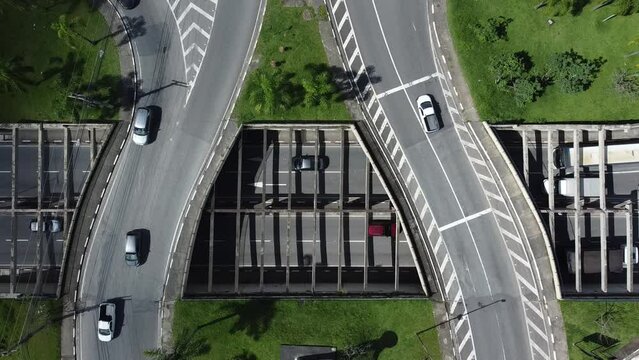 Visão aérea de um viaduto em Mogi das Cruzes, SP, Brasil