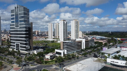 Trecho urbano da cidade de Mogi das Cruzes, SP, Brasil vista do alto por um drone em 2024