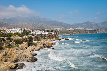 Wakacje, mała turystyczna miejscowość Nerja, Hiszpania. Andaluzja, Costa del sol. Wybrzeże,...