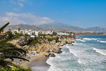 Wakacje, mała turystyczna miejscowość Nerja, Hiszpania. Andaluzja, Costa del sol. Wybrzeże, Morze Śródziemne. Krajobraz wakacyjny. 