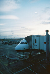 Flugzeug am Gate