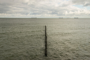 Falochron prowadzący w dal © Sebastian