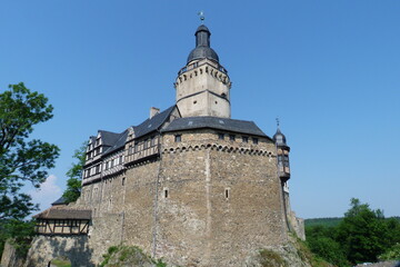 Burgmauern und Turm der Burg Falkenstein in Sachsen-Anhalt im Harzvorland