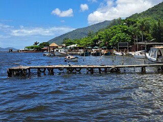 Fototapeta na wymiar Barcos ancorados em um ancoradouro de Florianópolis em um dia ensolarado