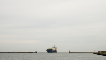 Statek, kontenerowiec wpływający do portu w Gdyni - obrazy, fototapety, plakaty