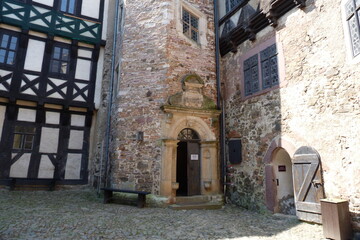 Eingang Treppenturm im Burghof der Burg Falkenstein in Sachsen-Anhalt