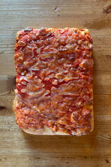 trancio di pizza su tavolo di legno, slice of pizza on wooden table - 767317635