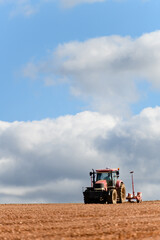 TRACTOR REALIZANDO TRABAJOS EN EL CAMPO
