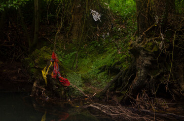 Telas abandonadas a la orilla del rio