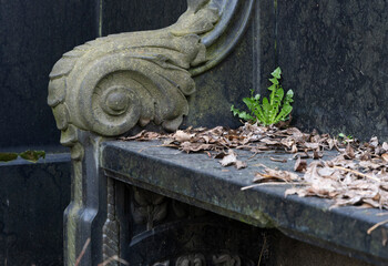 Sitzbank aus Stein neben einem alten Grabmal,  Kirchof 1 der Evangelischen...