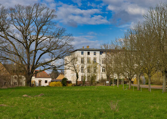 Schloss Lützschena mit Park am Fluss Weiße Elster, Leipzig Lützschena, Sachsen, Deutschland