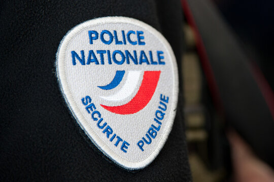 Le logo de la police nationale avec l'inscription securité publique sur la manche d'un policier