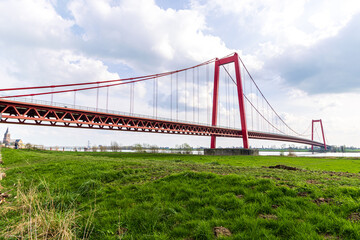 Die Rheinbrücke Emmerich ist mit 803 m die längste Hängebrücke Deutschlands und hat mit 500 m die größte Stützweite einer Brücke in Deutschland. - 767387664