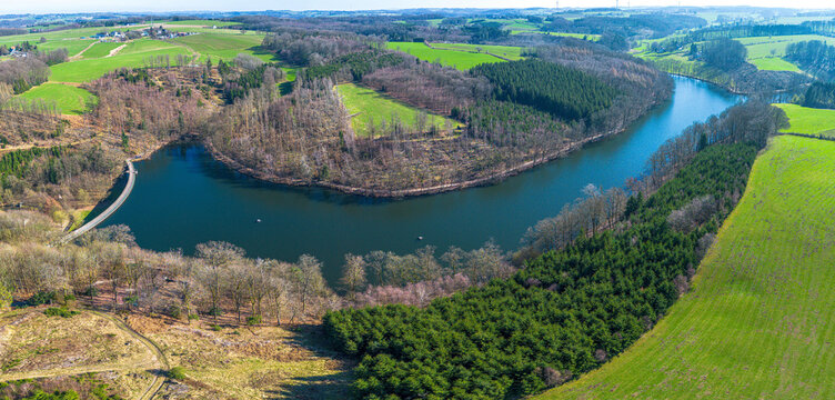 Fototapeta Luftbild der Heilenbecker Talsperre, der südlichsten Talsperre Südwestfalens