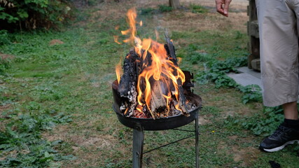 FU 2022-08-21 Grillobst 505 Im Grill brennt ein hohes Feuer