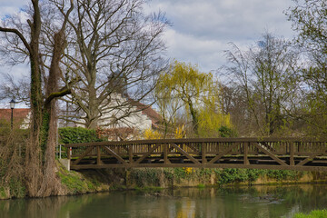 Brücke über den Fluss Weiße Elster am Schlosspark, Park in Lützschena, Leipzig, Sachsen,...
