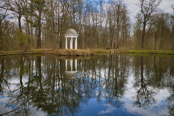 Diana Tempel, Pavillon am Teich im Schlosspark Lützschena in Leipzig, Sachsen, Deutschland