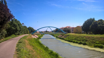 Ponte celeste sulla pista ciclabile a Monselice, Padova - obrazy, fototapety, plakaty