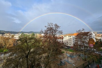 Arco iris sobre la ciudad de Ourense, Galicia