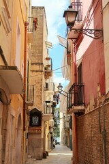Ruelle étroite et colorée dans la vieille ville de Bari (Bari Vecchia), dans la région des Pouilles / Puglia (Italie)