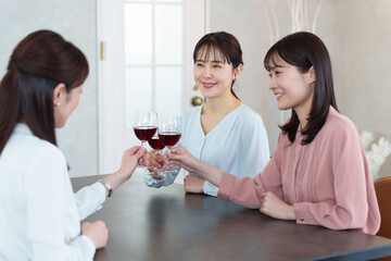 レストランで乾杯をする女性