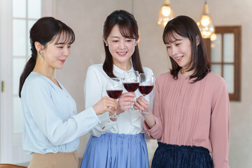 パーティーで乾杯をする女性