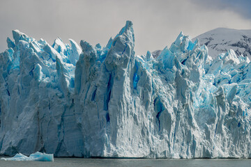 Paisagem de imponente geleira azul na Patagônia argentina, natureza pura. - obrazy, fototapety, plakaty