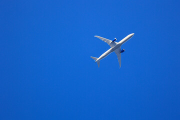 Fototapeta na wymiar 飛行機と青空イメージ