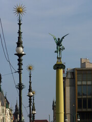 Fototapeta na wymiar Colone et statue Prague