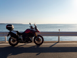 青空が広がる浜名湖とバイクの風景