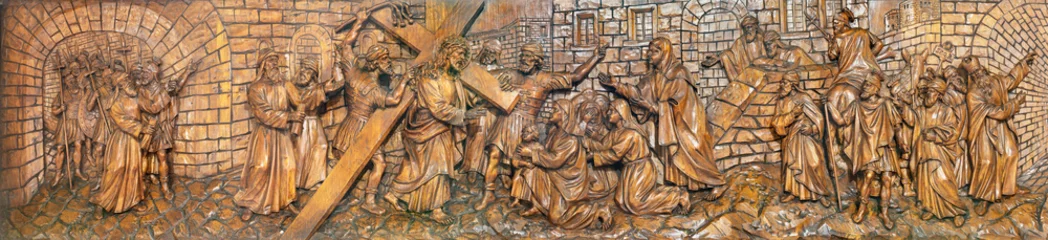 Foto op Plexiglas MILAN, ITALY - MARCH 5, 2024: The carved relief  Jesus meets the women of Jerusalem in the church Chiesa di San Camillo by Annibale Pagnoni (1900). © Renáta Sedmáková